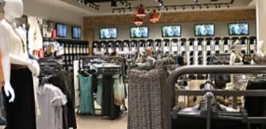 Slatwall vs. Gridwall: Which Store Fixture is Right for Your Business?